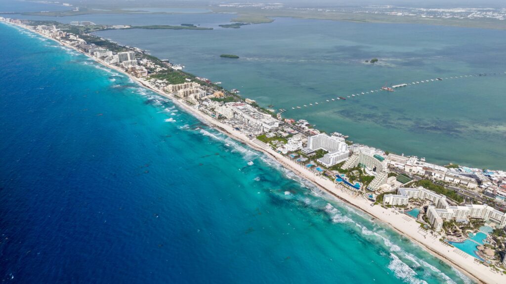 Cancún se une contra el sargazo, más de 300 voluntarios limpian Playa Marlín