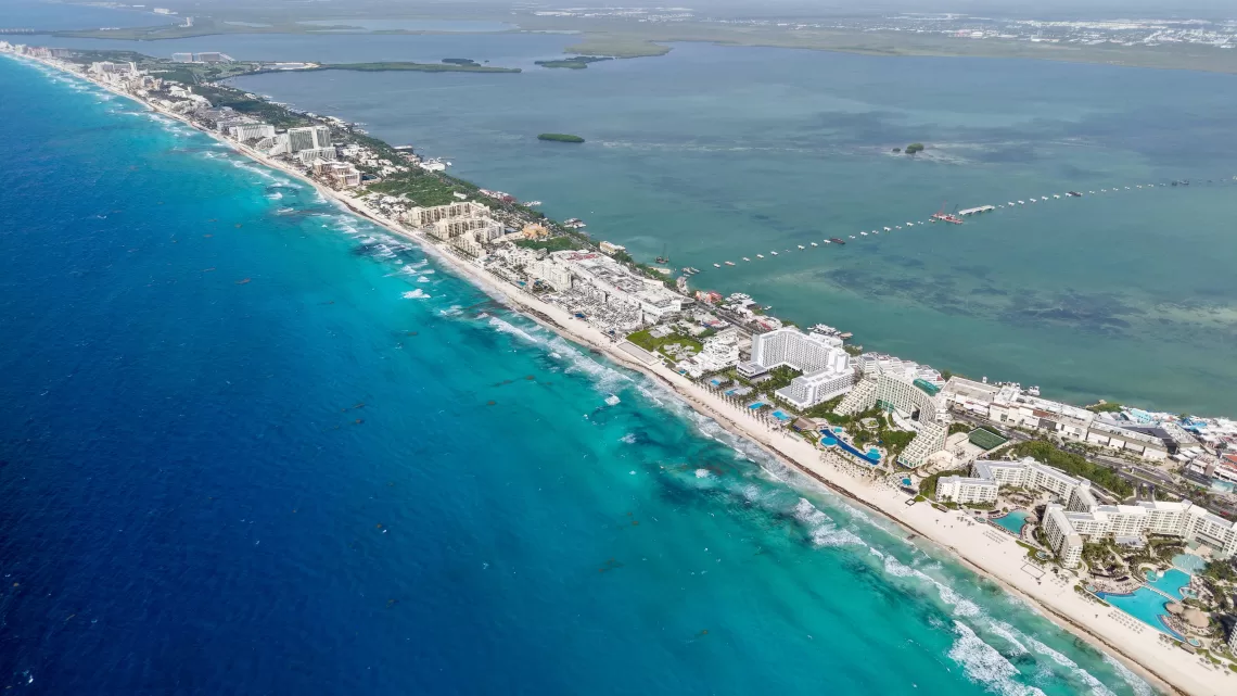Cancún se une contra el sargazo, más de 300 voluntarios limpian Playa Marlín