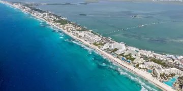 Cancún se une contra el sargazo, más de 300 voluntarios limpian Playa Marlín