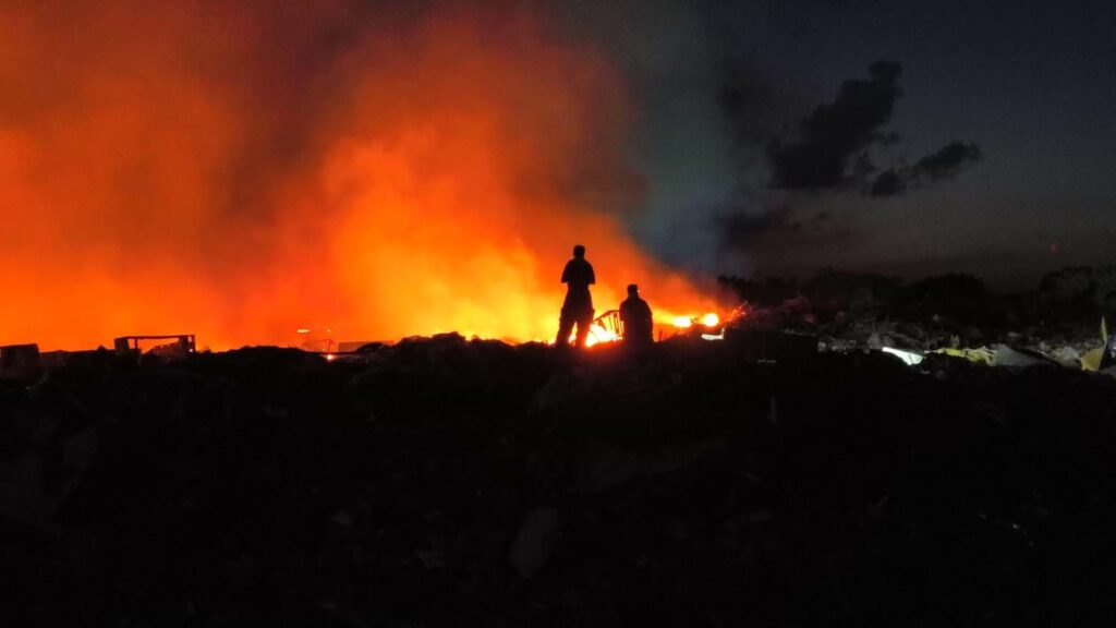 Sofocan en Cancún incendio en el antiguo basurero