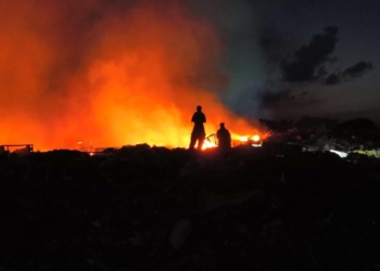 Sofocan en Cancún incendio en el antiguo basurero