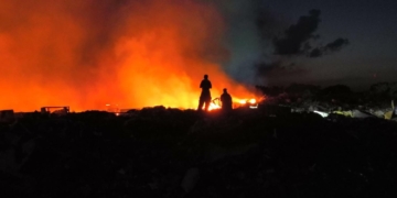 Sofocan en Cancún incendio en el antiguo basurero