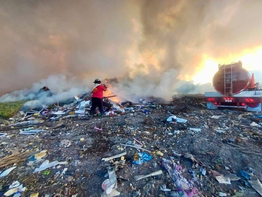 Sofocan en Cancún incendio en el antiguo basurero