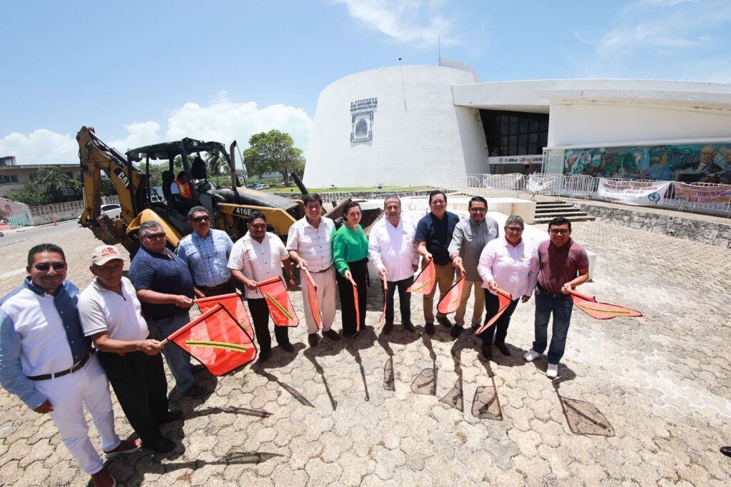 Reinstalan la estatua de Andrés Quintana Roo en el Congreso