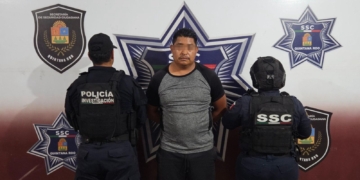 Conductor agresivo es detenido tras evadir alto y golpear a policía en Cancún
