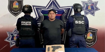 Intenta huir con arma en mano, pero es detenido por la policía en Cancún