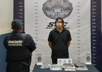 Asustado al ver a policías, huye y deja caer drogas