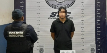 Asustado al ver a policías, huye y deja caer drogas