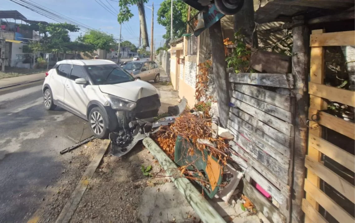 Choque en Cancún termina con daños a domicilio y poste derribado
