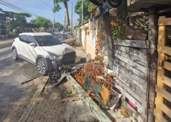 Choque en Cancún termina con daños a domicilio y poste derribado