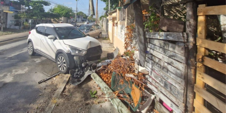 Choque en Cancún termina con daños a domicilio y poste derribado