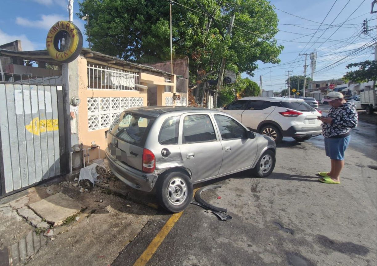 Choque en Cancún termina con daños a domicilio y poste derribado