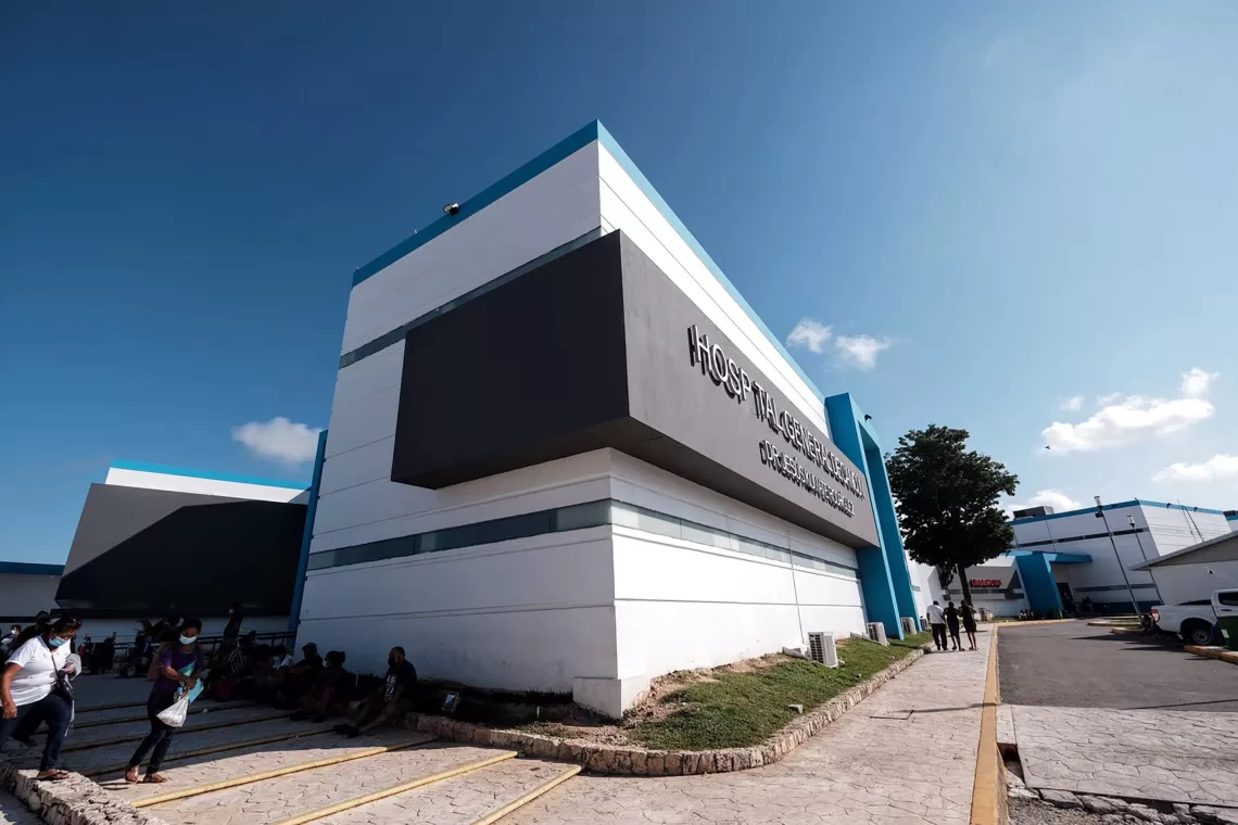 Individuo bajo custodia en un hospital genera amplia movilización tras obtener un arma