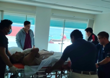 Guía de buceo arriesga su vida por turistas y ahora enfrenta hospitalización millonaria en Cozumel