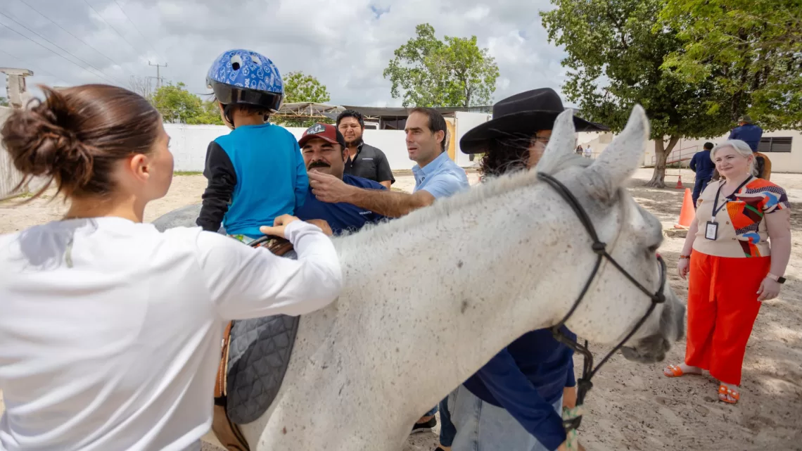 Niñas, niños y adultos mayores se benefician del Centro de Equinoterapia en Tulum