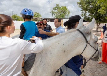Niñas, niños y adultos mayores se benefician del Centro de Equinoterapia en Tulum
