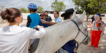 Niñas, niños y adultos mayores se benefician del Centro de Equinoterapia en Tulum