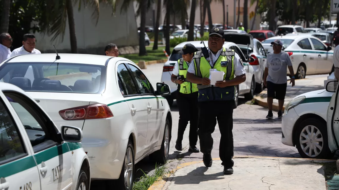 Buscan evitar estacionamiento en áreas prohibidas de la zona hotelera
