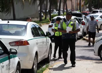 Buscan evitar estacionamiento en áreas prohibidas de la zona hotelera