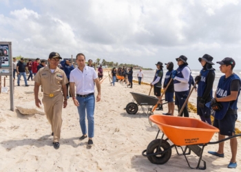 Marina despliega 70 elementos en Tulum para combatir recale atípico de sargazo