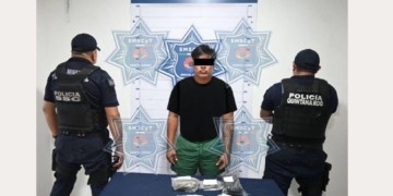 Conducía aparentemente drogado y fue detenido