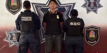 Detienen a presunto narcomenudista en Cancún; portaba marihuana, cristal y un arma de fuego