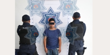 Cae sujeto con brazalete electrónico tras agredir a policías en Cancún
