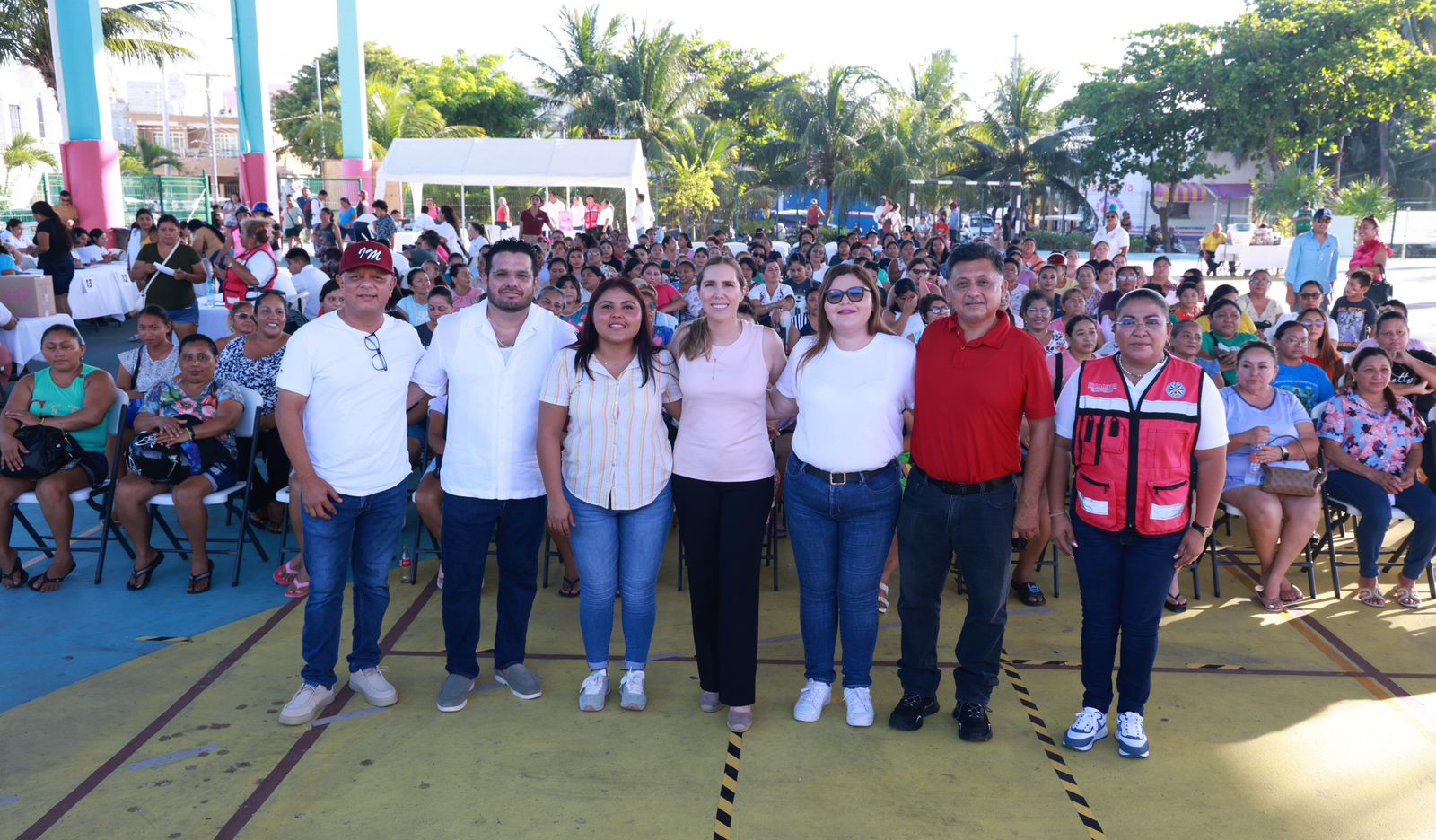 Amplía Atenea Gómez apoyos a mujeres de Isla Mujeres