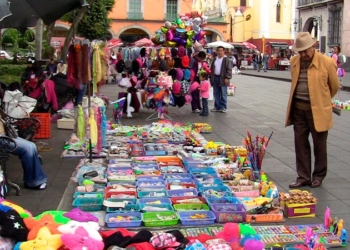 Trabajo informal y programas sociales, motores clave del ingreso en hogares mexicanos: INEGI