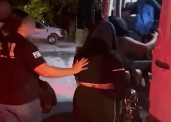 La Fiscalía General del Estado, a través de la Fiscalía Especializada en Combate a Delitos de Trata de Personas, ejecutó una orden de cateo en un establecimiento ubicado en la calle 2 Poniente con Géminis Norte, en este municipio, donde fueron rescatadas 15 mujeres de nacionalidad mexicana, presuntas víctimas de trata de personas en la modalidad de prostitución ajena. El cateo se realizó derivado de investigaciones que documentaron la entrada y salida frecuente de hombres del lugar, identificado como un bar. Según la investigación, en el sitio se cobraban entre 500 y 1,000 pesos por servicios sexuales, de los cuales el 50 por ciento se entregaba al establecimiento. El inmueble contaba con seis habitaciones con renta de 100 pesos cada una para prestar dichos servicios. Durante la diligencia, los agentes aseguraron indicios relacionados con explotación sexual, prendas íntimas y empaques de preservativos. El inmueble quedó asegurado y bajo resguardo de la autoridad. Los indicios fueron enviados a las áreas periciales para el análisis de dispositivos de almacenamiento, bitácoras y documentos localizados, con el fin de integrarlos a la carpeta de investigación.