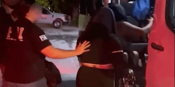 La Fiscalía General del Estado, a través de la Fiscalía Especializada en Combate a Delitos de Trata de Personas, ejecutó una orden de cateo en un establecimiento ubicado en la calle 2 Poniente con Géminis Norte, en este municipio, donde fueron rescatadas 15 mujeres de nacionalidad mexicana, presuntas víctimas de trata de personas en la modalidad de prostitución ajena. El cateo se realizó derivado de investigaciones que documentaron la entrada y salida frecuente de hombres del lugar, identificado como un bar. Según la investigación, en el sitio se cobraban entre 500 y 1,000 pesos por servicios sexuales, de los cuales el 50 por ciento se entregaba al establecimiento. El inmueble contaba con seis habitaciones con renta de 100 pesos cada una para prestar dichos servicios. Durante la diligencia, los agentes aseguraron indicios relacionados con explotación sexual, prendas íntimas y empaques de preservativos. El inmueble quedó asegurado y bajo resguardo de la autoridad. Los indicios fueron enviados a las áreas periciales para el análisis de dispositivos de almacenamiento, bitácoras y documentos localizados, con el fin de integrarlos a la carpeta de investigación.