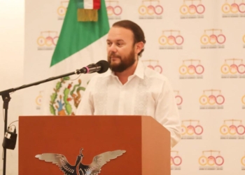 Congreso acorta mandato de Heyden Cebada en el TSJ; dejará la presidencia el 1 de septiembre CHETUMAL, 12 de agosto.— El Congreso del Estado aprobó una reforma a la Ley Orgánica del Poder Judicial que acorta el periodo del actual presidente del Tribunal Superior de Justicia (TSJ), Heyden Cebada Rivas, hasta el 1 de septiembre de este año. La iniciativa, avalada en sesión extraordinaria por la mayoría de los diputados, modifica el tercer transitorio para establecer que el periodo del actual presidente concluirá el 1 de septiembre y que, por única ocasión, el Pleno de este tribunal elegirá a su nuevo presidente una vez instaurado. Previamente, en la reforma judicial aprobada por el Poder Legislativo, se dispuso que todos los magistrados del TSJ serían electos nuevamente (elección ya realizada), pero Cebada Rivas permanecería en el cargo hasta 2033. Aunque el magistrado podía mantenerse como presidente del TSJ hasta septiembre de 2027, su salida se adelantará dos años. No obstante, continuará como magistrado y podría incluso ser electo nuevamente para la presidencia, después de que concluya el período de su sucesor. Cabe recordar que, en marzo pasado, La Opinión reveló que Heyden Cebada presentó su renuncia y buscaba dejar el Poder Judicial, pero finalmente fue convencido por el Gobierno estatal para permanecer. En las próximas semanas se sabrá si esta medida es solo una jugada para legitimar y extender su mandato mediante reelección, o si representa el primer paso hacia su renuncia definitiva y salida del tribunal.