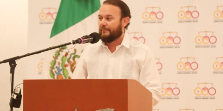 Congreso acorta mandato de Heyden Cebada en el TSJ; dejará la presidencia el 1 de septiembre CHETUMAL, 12 de agosto.— El Congreso del Estado aprobó una reforma a la Ley Orgánica del Poder Judicial que acorta el periodo del actual presidente del Tribunal Superior de Justicia (TSJ), Heyden Cebada Rivas, hasta el 1 de septiembre de este año. La iniciativa, avalada en sesión extraordinaria por la mayoría de los diputados, modifica el tercer transitorio para establecer que el periodo del actual presidente concluirá el 1 de septiembre y que, por única ocasión, el Pleno de este tribunal elegirá a su nuevo presidente una vez instaurado. Previamente, en la reforma judicial aprobada por el Poder Legislativo, se dispuso que todos los magistrados del TSJ serían electos nuevamente (elección ya realizada), pero Cebada Rivas permanecería en el cargo hasta 2033. Aunque el magistrado podía mantenerse como presidente del TSJ hasta septiembre de 2027, su salida se adelantará dos años. No obstante, continuará como magistrado y podría incluso ser electo nuevamente para la presidencia, después de que concluya el período de su sucesor. Cabe recordar que, en marzo pasado, La Opinión reveló que Heyden Cebada presentó su renuncia y buscaba dejar el Poder Judicial, pero finalmente fue convencido por el Gobierno estatal para permanecer. En las próximas semanas se sabrá si esta medida es solo una jugada para legitimar y extender su mandato mediante reelección, o si representa el primer paso hacia su renuncia definitiva y salida del tribunal.