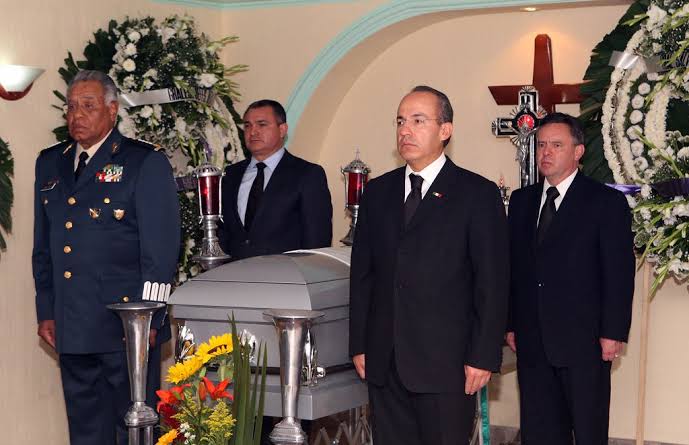 El entonces presidente Felipe Calderon y el secretario de la Defensa, montan guardia de honor en el velorio del Gral. Mauro Quiñones. 