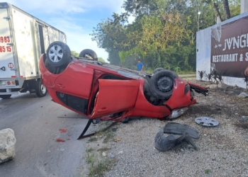 Volcadura sin lesionados en carretera de Gas Auto