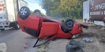 Volcadura sin lesionados en carretera de Gas Auto
