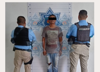 Policías turísticos detectan auto con placas irregulares en la zona hotelera
