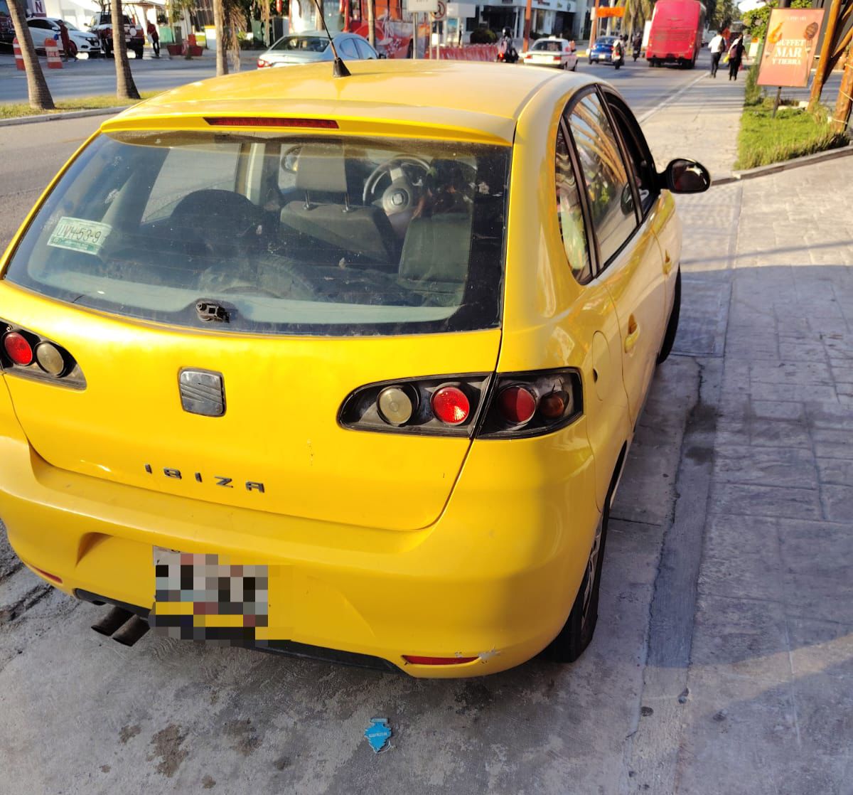 Policías turísticos detectan auto con placas irregulares en la zona hotelera