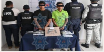 Arrestan a dos jóvenes con una pistola y más de un centenar de dosis de drogas