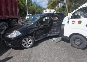 Cuatro lesionados en aparatoso accidente vehicular