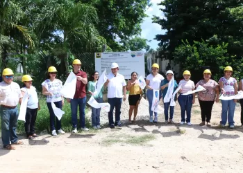 Pavimentan calles en tres comunidades de Lázaro Cárdenas