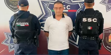 Taxista con denuncia de robo, detenido tras “volarse” señal de alto