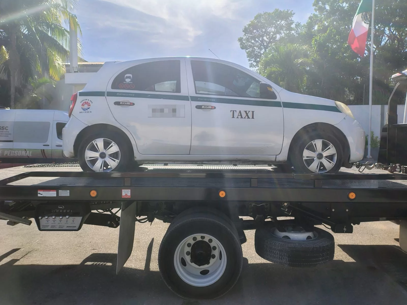 Taxista con denuncia de robo, detenido tras “volarse” señal de alto