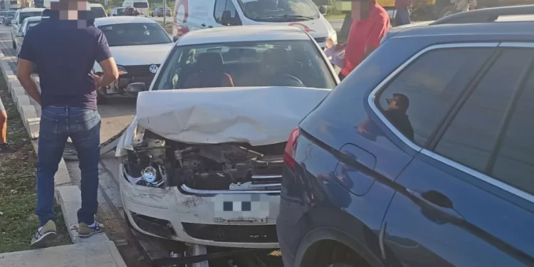 Choque en cadena sobre el bulevar Colosio deja cuatro autos dañados