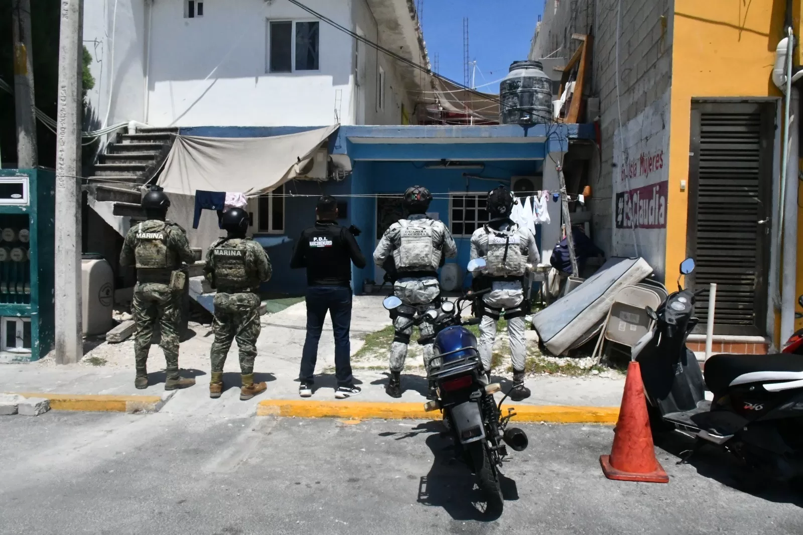 Aseguran drogas y motos en tres cateos; hay dos detenidos