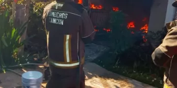 Bomberos sofocan incendio en la SM 313 de Cancún sin mayores daños