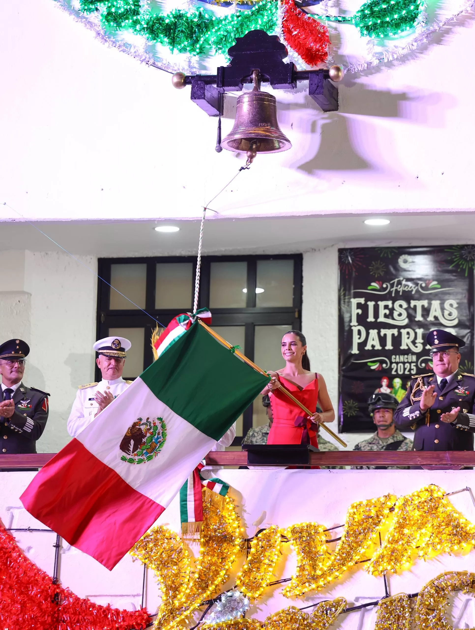 Multitud en Cancún celebra el Grito con Ana Paty Peralta y Gloria Trevi