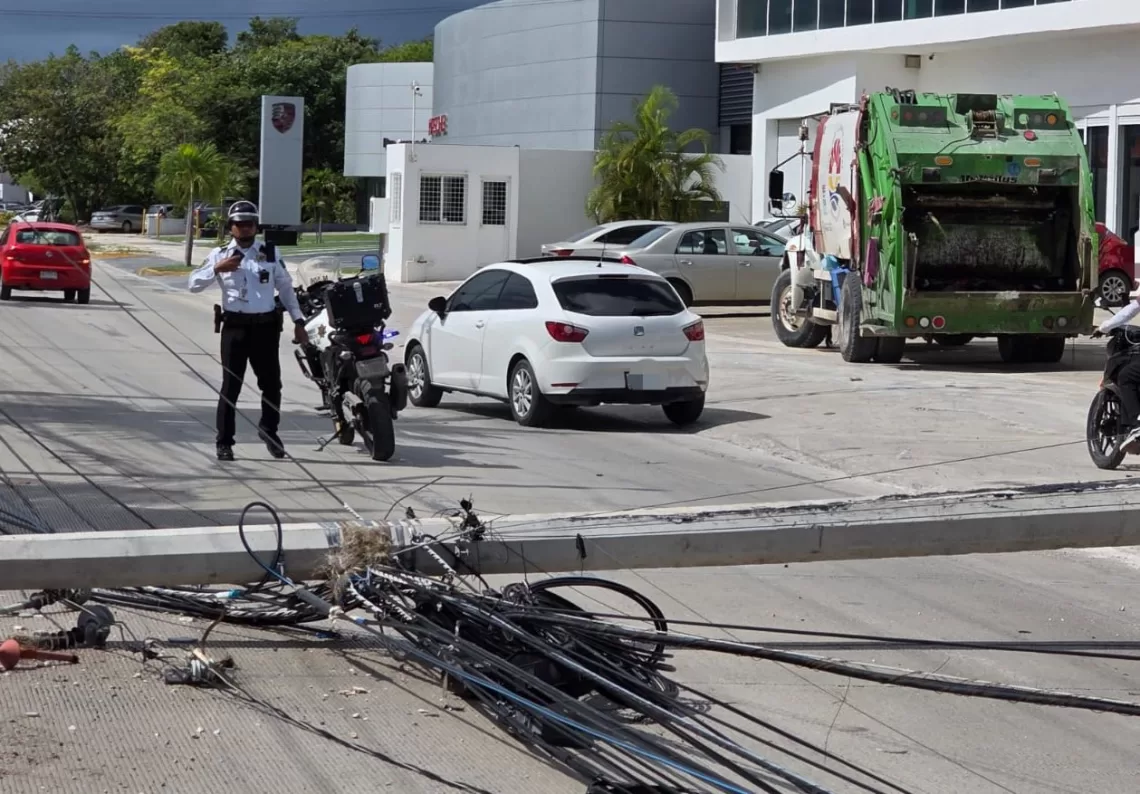 Poste cae en Colosio y provoca cierre parcial hacia el aeropuerto
