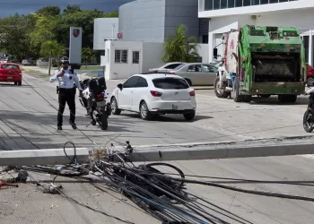 Poste cae en Colosio y provoca cierre parcial hacia el aeropuerto