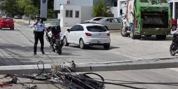 Poste cae en Colosio y provoca cierre parcial hacia el aeropuerto